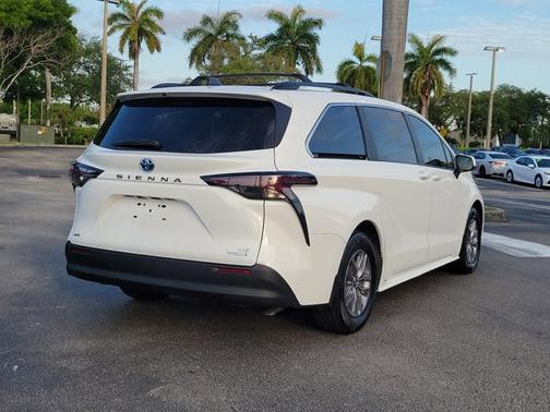 2024 Toyota Sienna LE