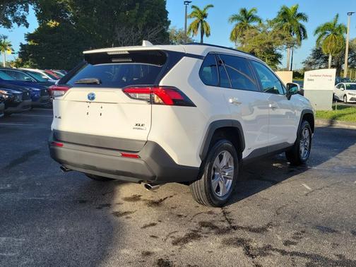 2022 Toyota RAV4 Hybrid XLE