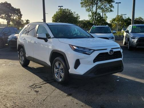 2022 Toyota RAV4 Hybrid XLE