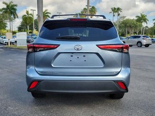 2021 Toyota Highlander LE