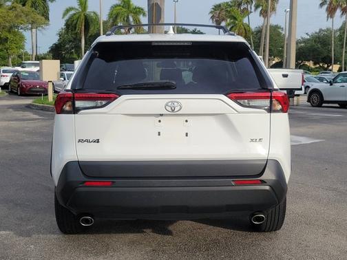 Ice 2023 Toyota RAV4 XLE