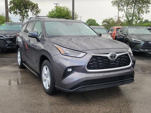 Silver 2024 Toyota Highlander LE