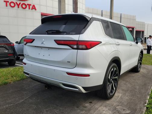 2022 Mitsubishi Outlander SE