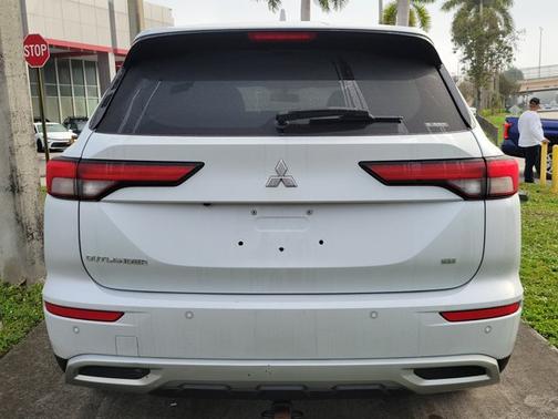 2022 Mitsubishi Outlander SE