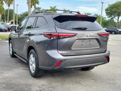 Magnetic Gray Metallic 2024 Toyota Highlander LE