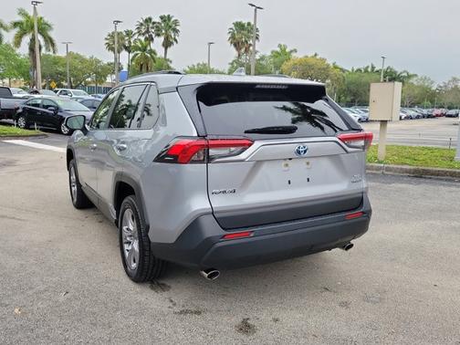 2022 Toyota RAV4 Hybrid XLE