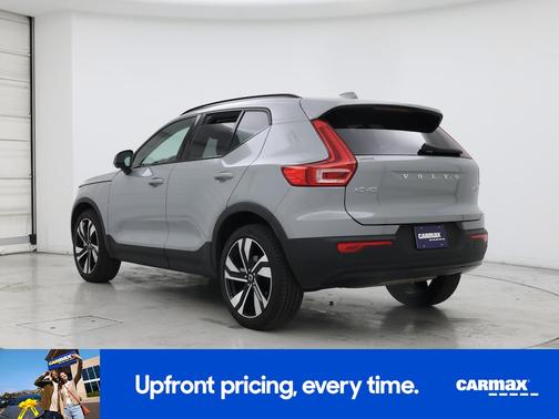 2025 Volvo XC40 B5 Plus Dark Theme