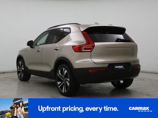 2023 Volvo XC40 B5 Ultimate Dark Theme
