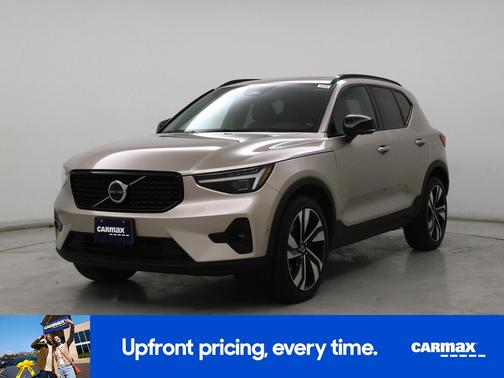 2023 Volvo XC40 B5 Ultimate Dark Theme