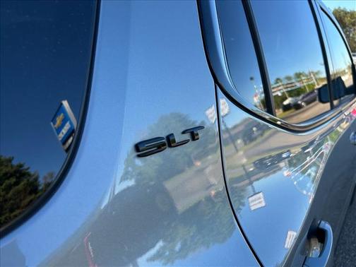 Sterling Metallic 2023 GMC Acadia AWD SLT