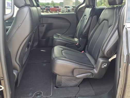 Diamond Black Crystal Pearlcoat 2025 Chrysler Pacifica L