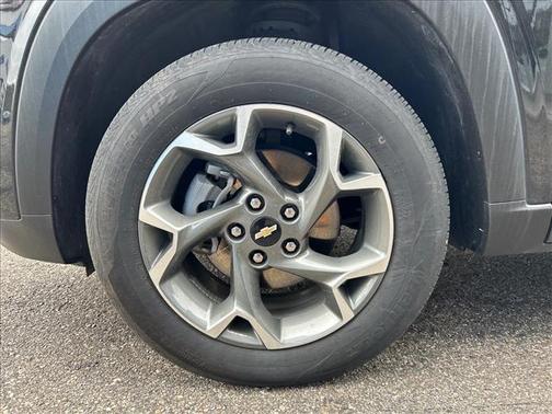 Mosaic Black Metallic 2025 Chevrolet Trax LT