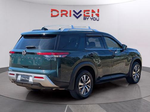 2022 Nissan Pathfinder SL 2WD