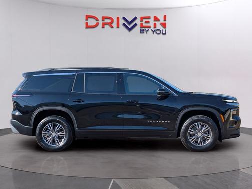 Mosaic Black Metallic 2026 Chevrolet Traverse LT