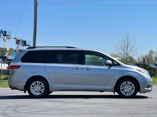 2017 Toyota Sienna XLE