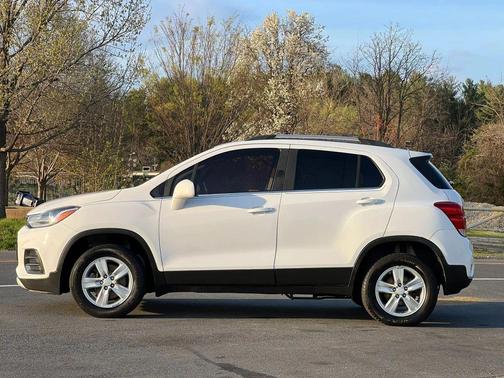 Summit White 2017 Chevrolet Trax LT