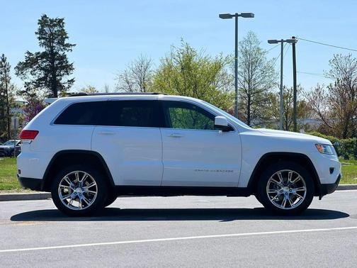 Bright White Clearcoat 2016 Jeep Grand Cherokee Laredo