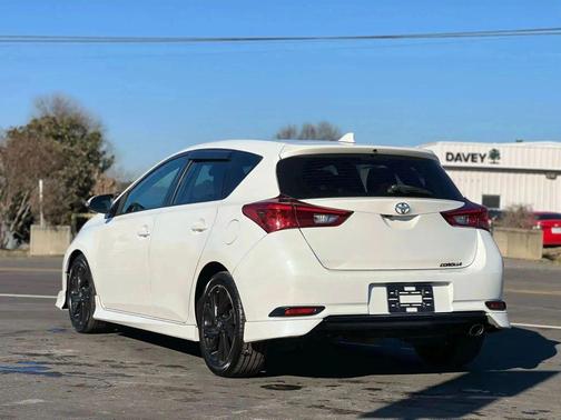 Blizzard Pearl 2017 Toyota Corolla iM Base