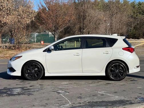 Blizzard Pearl 2017 Toyota Corolla iM Base
