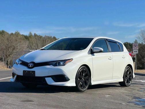 Blizzard Pearl 2017 Toyota Corolla iM Base