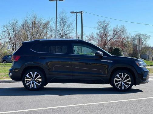 Black 2022 Volkswagen Taos SE Sport Utility 4D