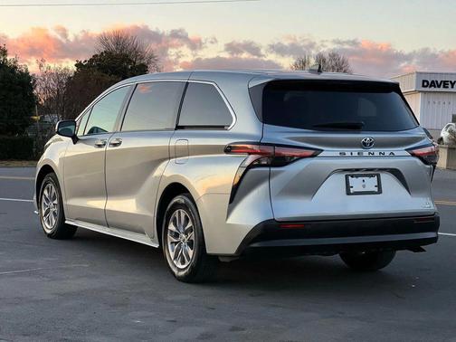 2022 Toyota Sienna LE