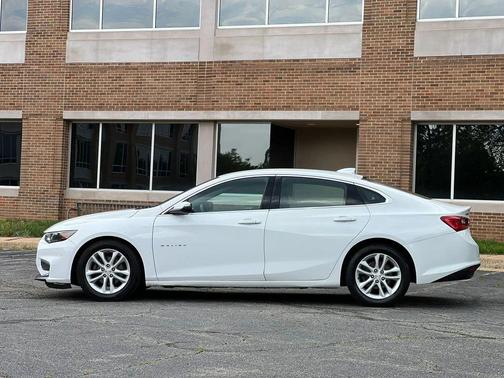 White 2017 Chevrolet Malibu 1LT