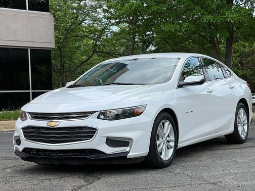 White 2017 Chevrolet Malibu 1LT