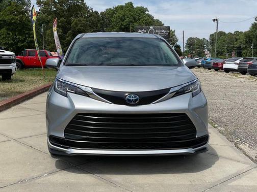 Celestial Silver Metallic 2022 Toyota Sienna LE