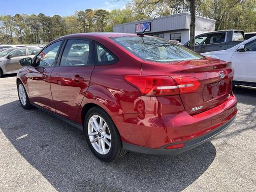 Red 2016 Ford Focus SE