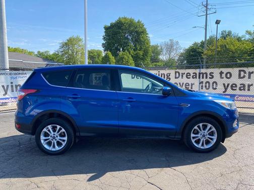 Lightning Blue Metallic 2017 Ford Escape SE