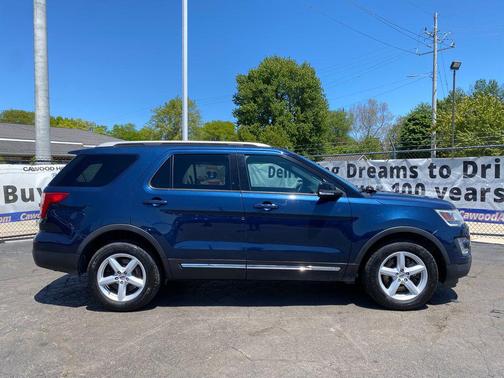 Blue Jeans Metallic 2017 Ford Explorer XLT