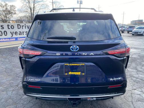 2025 Toyota Sienna Platinum