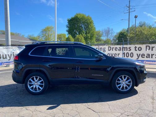 Diamond Black Crystal Pearlcoat 2017 Jeep Cherokee Limited