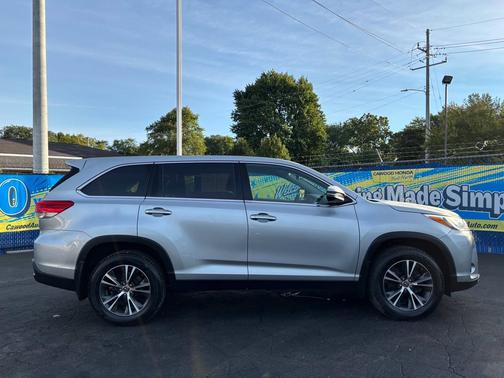 Celestial Silver Metallic 2019 Toyota Highlander LE