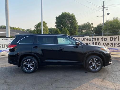 Midnight Black Metallic 2019 Toyota Highlander LE