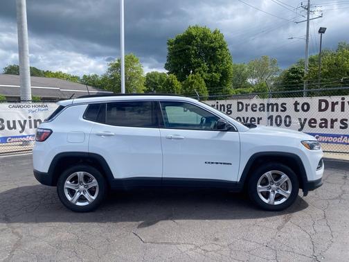 Bright White Clearcoat 2024 Jeep Compass Latitude