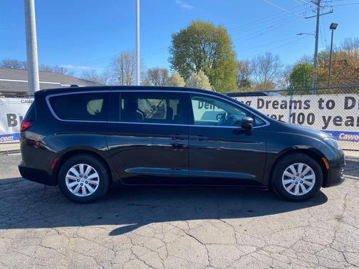 Brilliant Black Crystal Pearlcoat 2020 Chrysler Voyager L