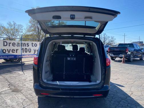 Brilliant Black Crystal Pearlcoat 2020 Chrysler Voyager L