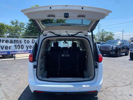 Bright White Clearcoat 2017 Chrysler Pacifica Touring-L