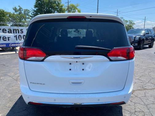 Bright White Clearcoat 2017 Chrysler Pacifica Touring-L