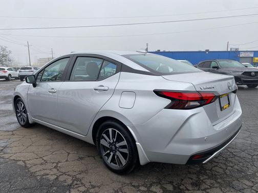 Brilliant Silver Metallic 2024 Nissan Versa 1.6 SV