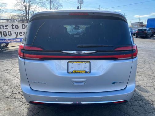 2024 Chrysler Pacifica Hybrid Select