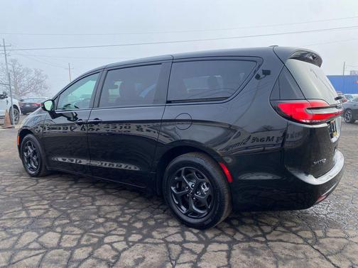 2022 Chrysler Pacifica Hybrid Touring L