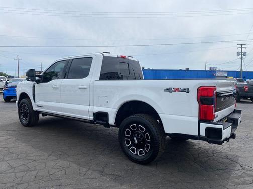 Oxford White 2025 Ford F-250 Platinum