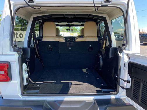 Bright White Clearcoat 2018 Jeep Wrangler Unlimited Sahara