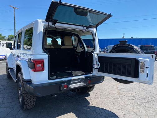 Bright White Clearcoat 2018 Jeep Wrangler Unlimited Sahara