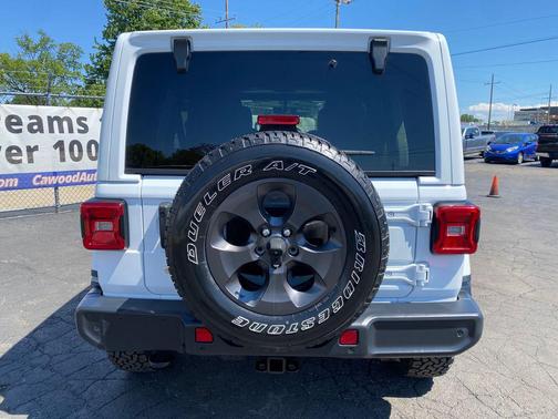 Bright White Clearcoat 2018 Jeep Wrangler Unlimited Sahara