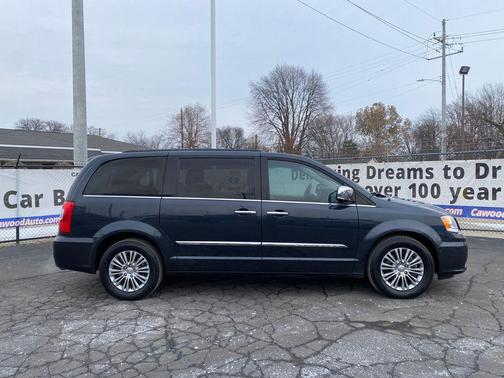 2014 Chrysler Town & Country Touring-L