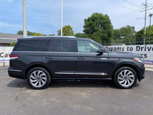 Starlight Gray Premium Colorant 2023 Lincoln Navigator Reserve